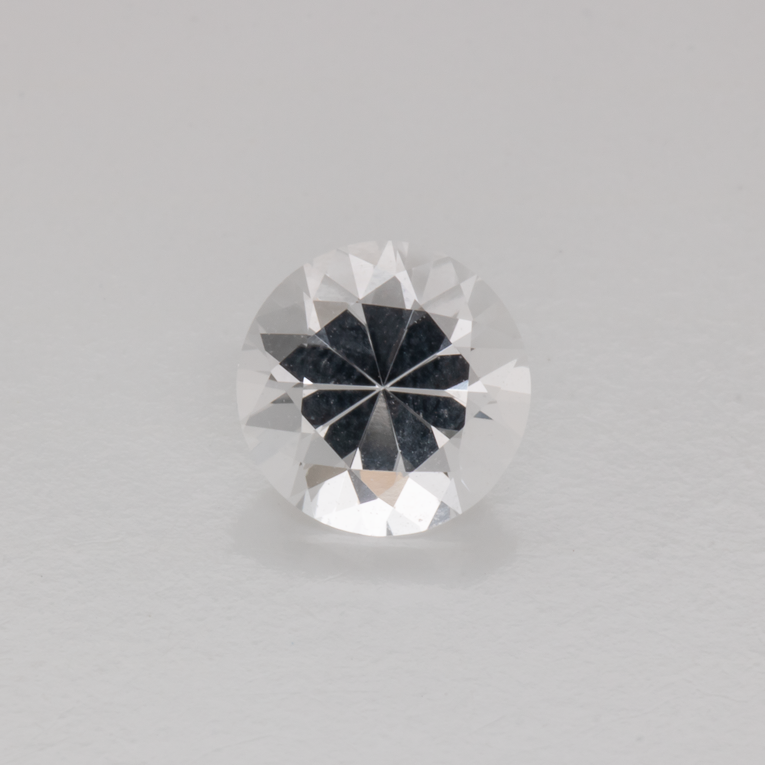 Beryll - weiß, rund, 5.6x5.6 mm, 0.57 - 0.60 cts, Nr. BY90094