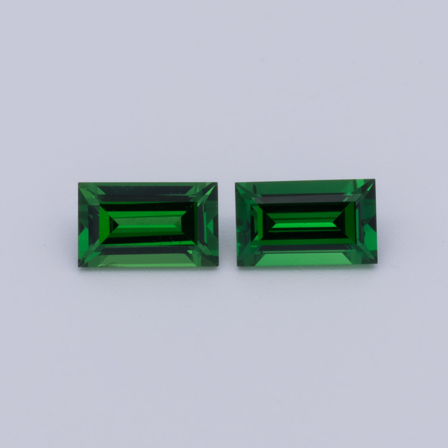 Tsavorit Paar - grün, baguette, 5x3 mm, 0.61 cts, Nr. TS91025