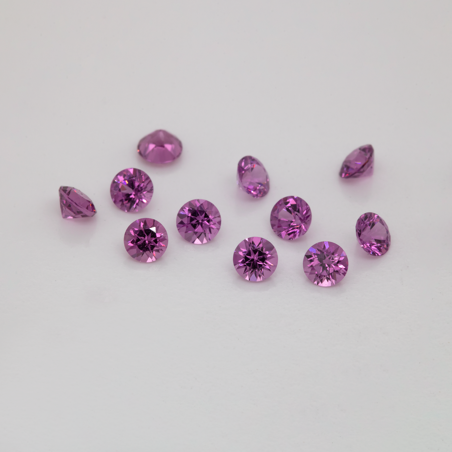 Royal Purple Garnet - lila, rund, 2,4x2,4 mm, 0,064-0,075 cts, Nr. RP63001
