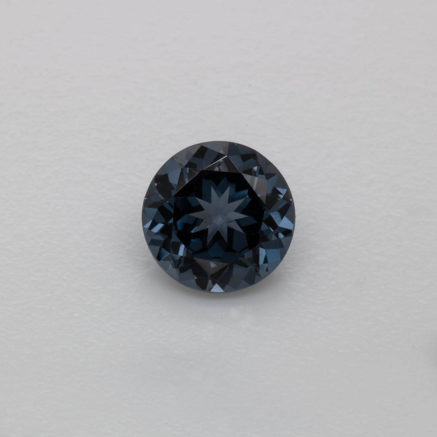 Spinell - grau, rund, 5.5x5.5 mm, 0.67 cts, Nr. SP90050