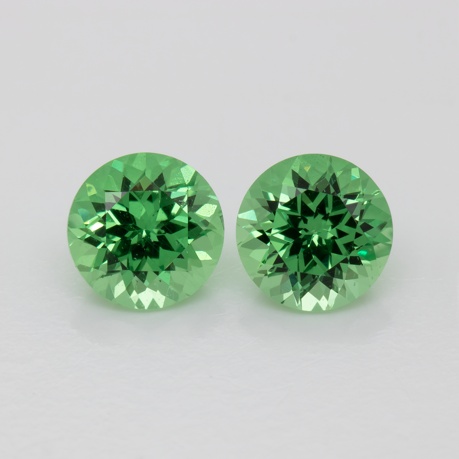 Tsavorit Paar - grün, rund, 4.5x4.5 mm, 0.84 cts, Nr. TS91012