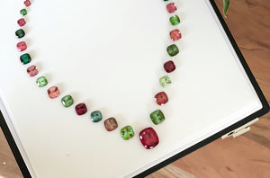 Ein Collier aus Turmalinen. Rubellite, grüne Turmaline, rosa Turmaline und viele weitere ergeben dieses schöne Collier aus Turmalinen.