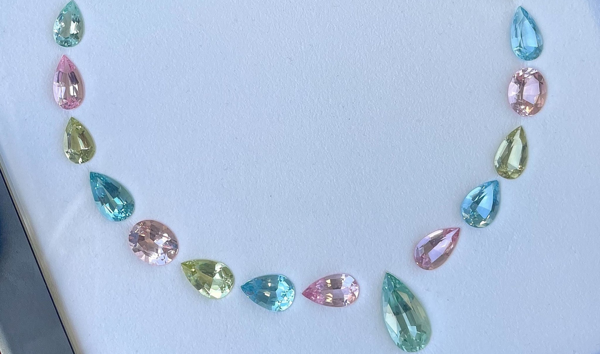 Berylle in all seinen Farben. Aquamarine, Morganite, grüne Berylle und viel mehr.