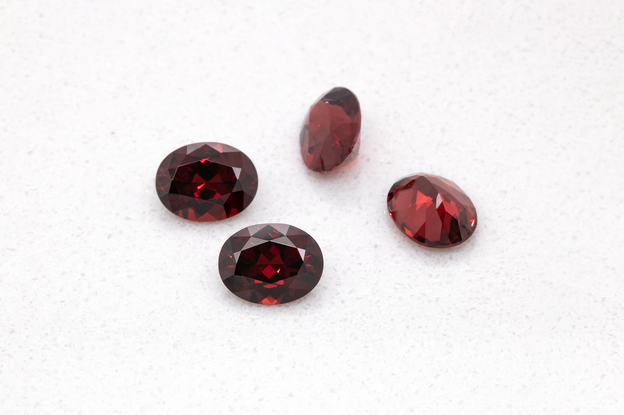 Vier Edelsteine der Gruppe Granat in dunkel rot