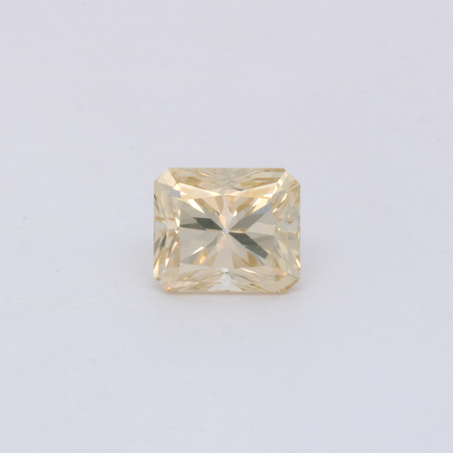 Diamant - leicht getönt gelb, achteck, 4.8x4 mm, 0.56 cts, Nr. DT1001