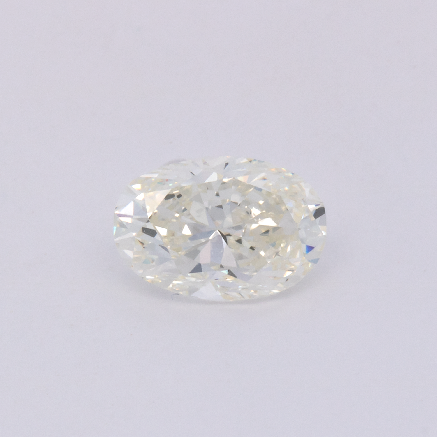 Diamant - getöntes weiß, oval, 7.02x4.78 mm, 0.77 cts, Nr. DT1010