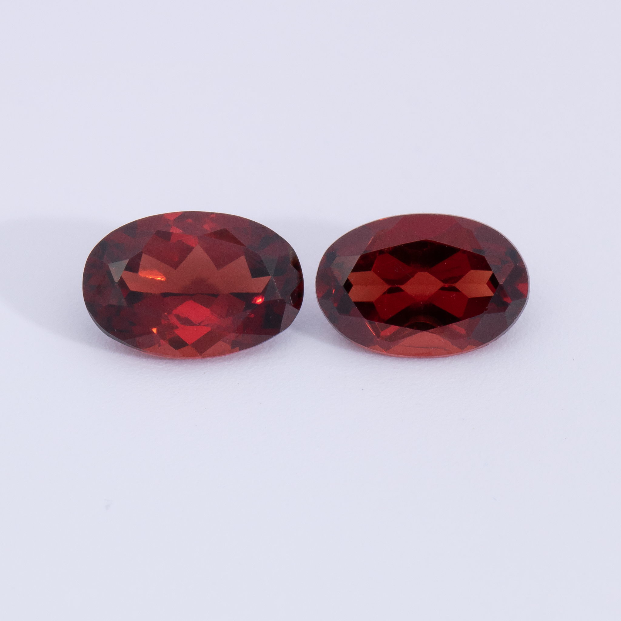 Granat Paar - rot, oval, 6x4 mm, 1.05 - 1.08 cts, Nr. GR32002