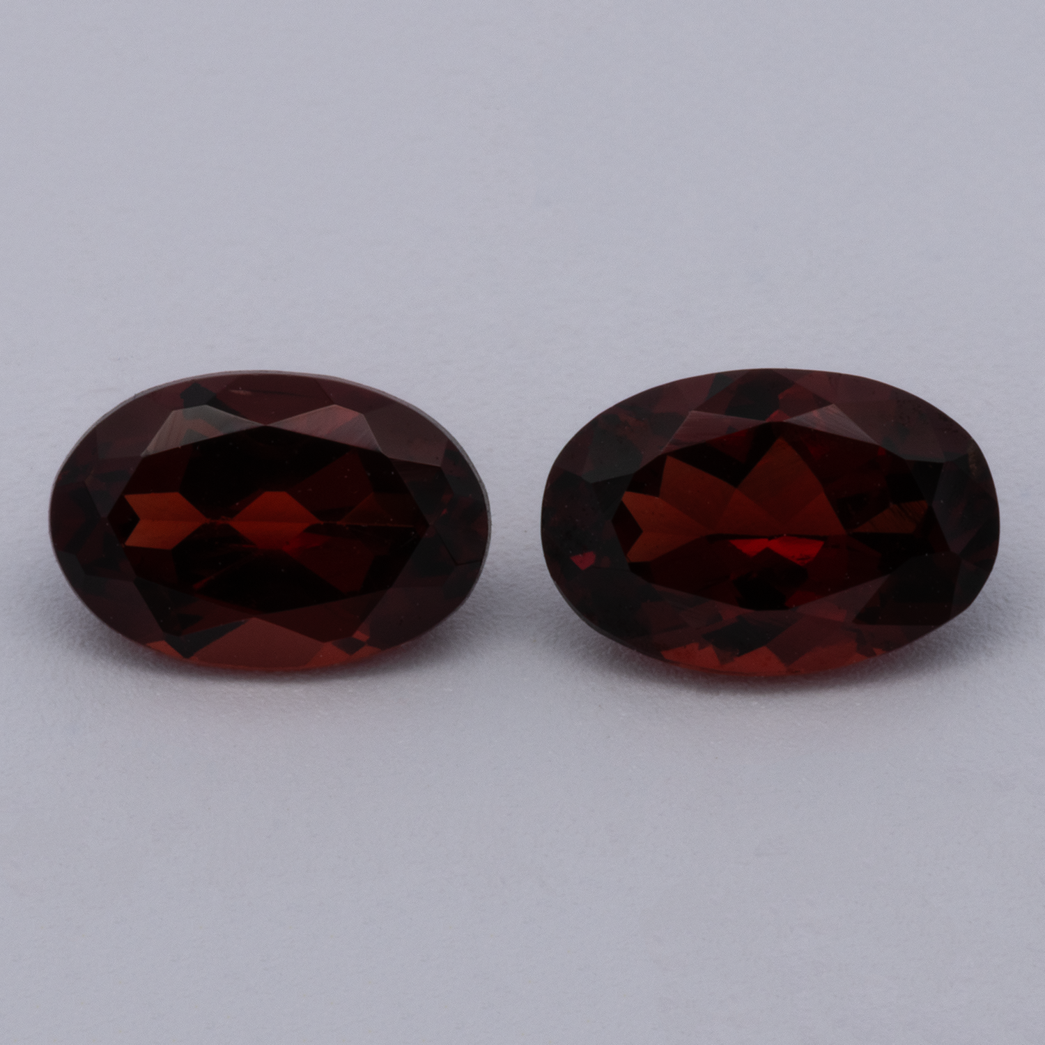 Granat Paar - rot, oval, 6x4 mm, 1.05 - 1.09 cts, Nr. GR32008
