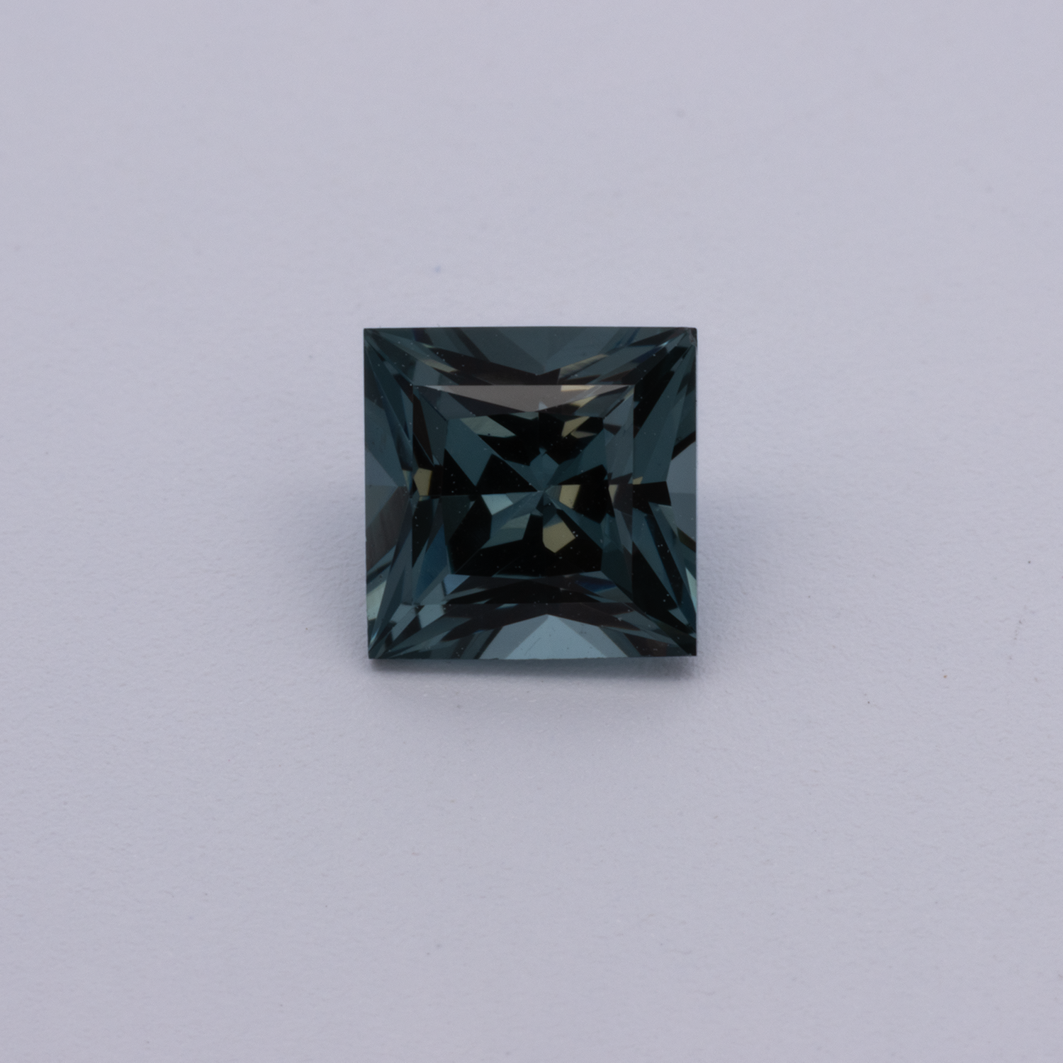 Spinell - grau, rechteck, 5x5 mm, 0.72 cts, Nr. SP90131