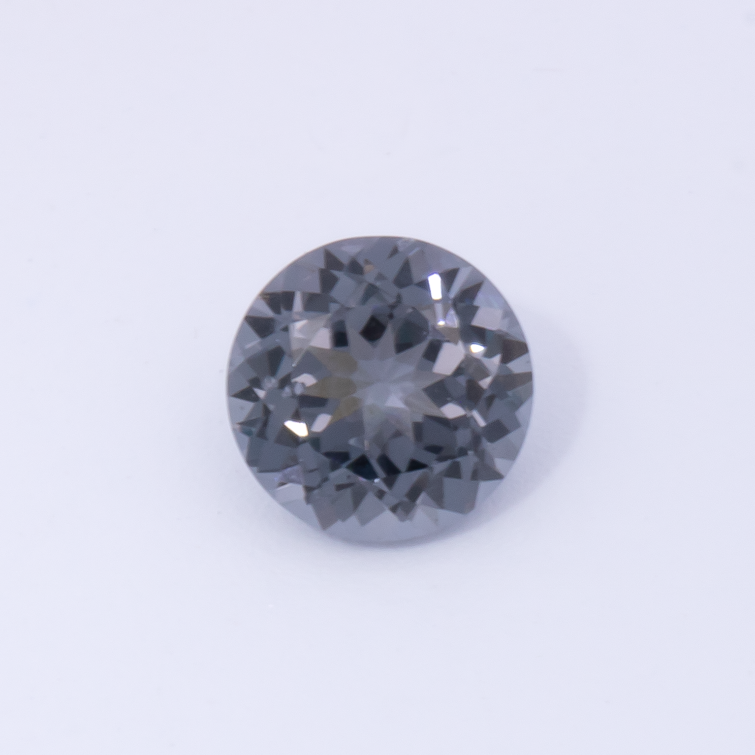 Spinell - grau, rund, 4.5x4.5 mm, 0.41 cts, Nr. SP90084