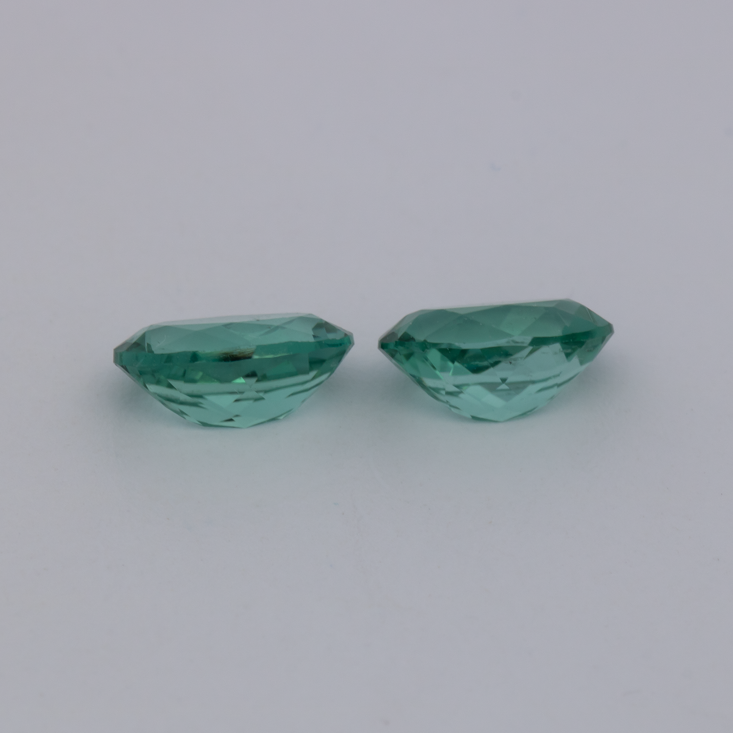 Turmalin Paar - grün, oval, 6x4 mm, 0.90 cts, Nr. TR991129