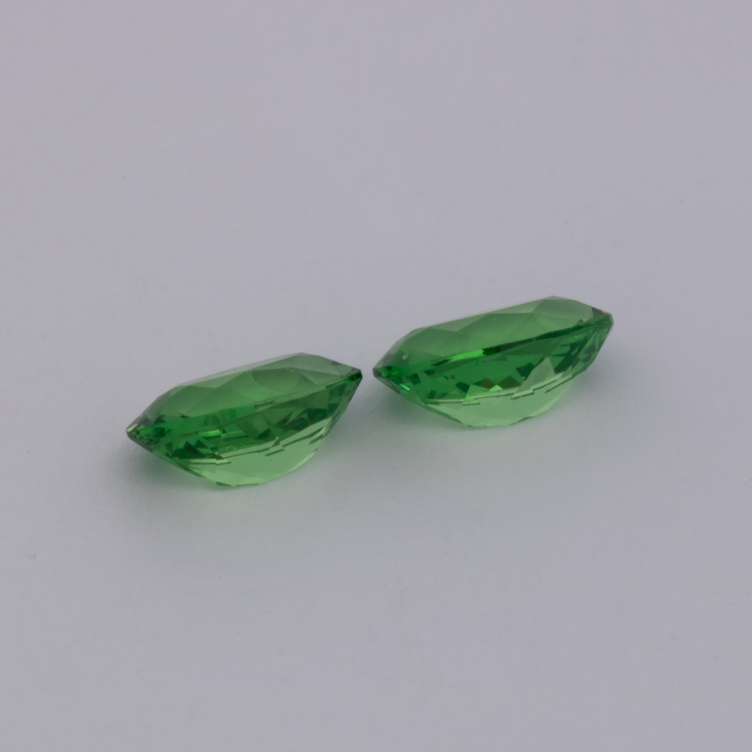 Tsavorit Paar - grün, oval, 6x4 mm, 0.97 cts, Nr. TS91022