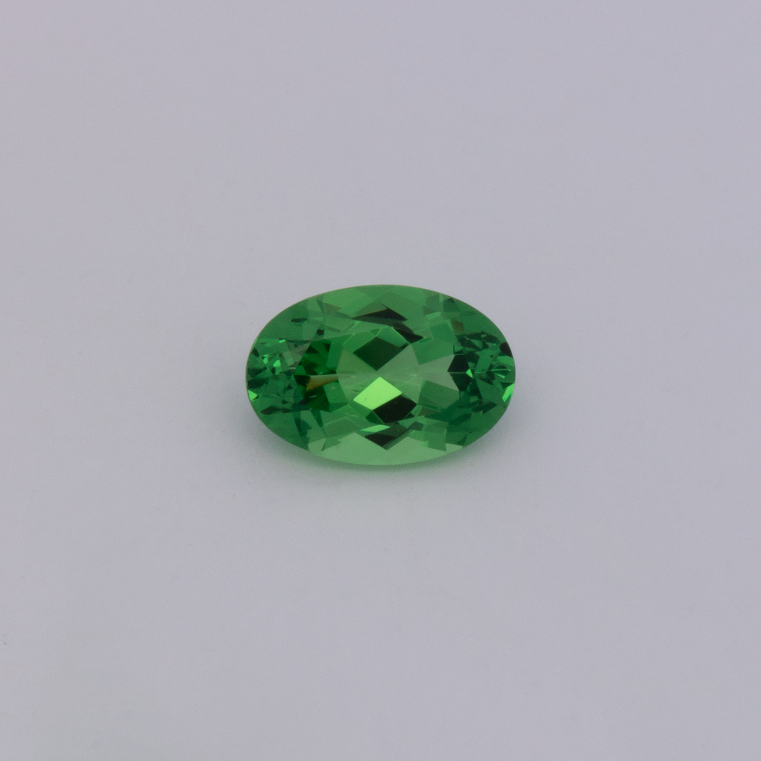 Tsavorit - grün, oval, 7.2x4.8 mm, 0.85 cts, Nr. TS91024