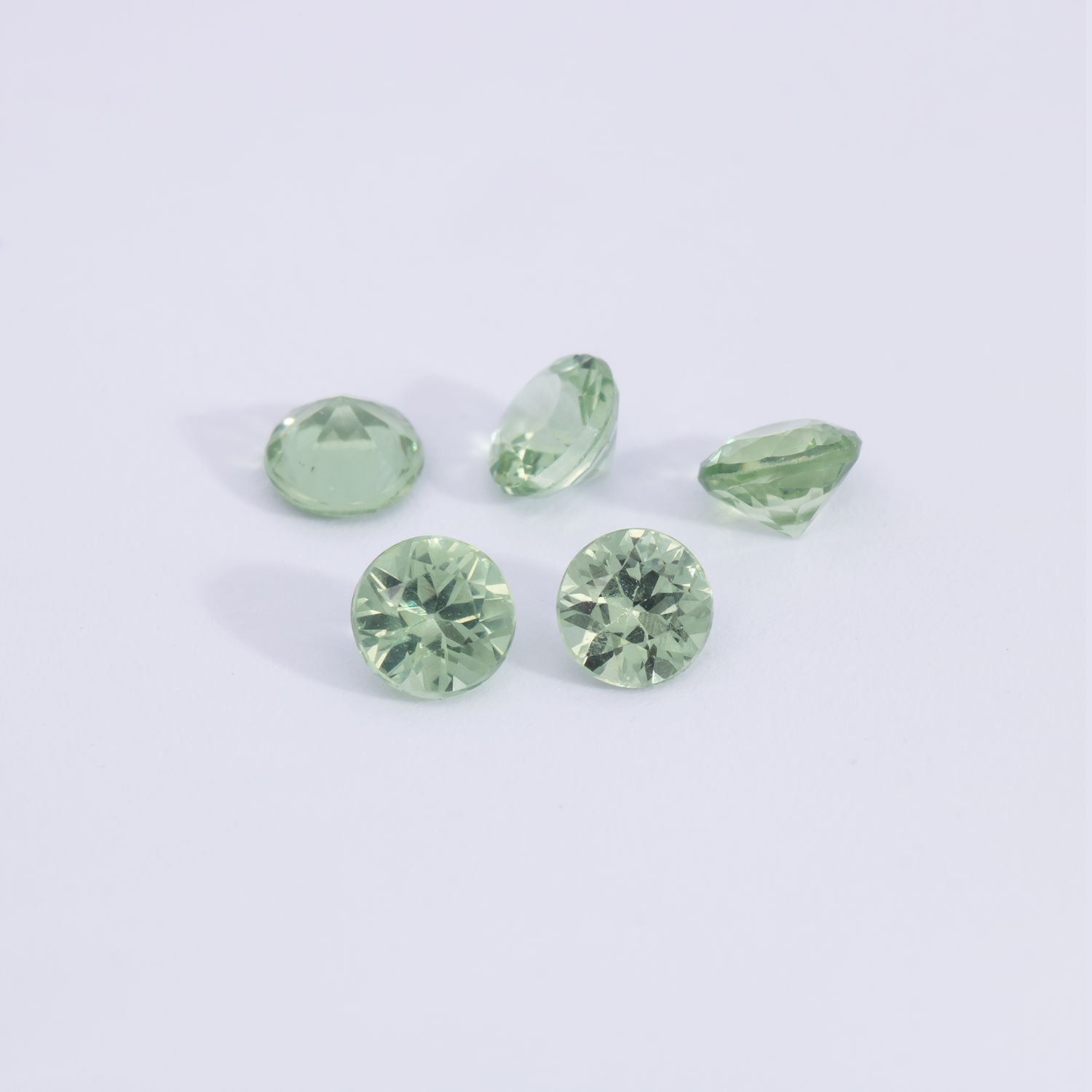 Saphir - grün, rund, 3x3 mm, 0.13 - 0.16 cts, Nr. XSR11257