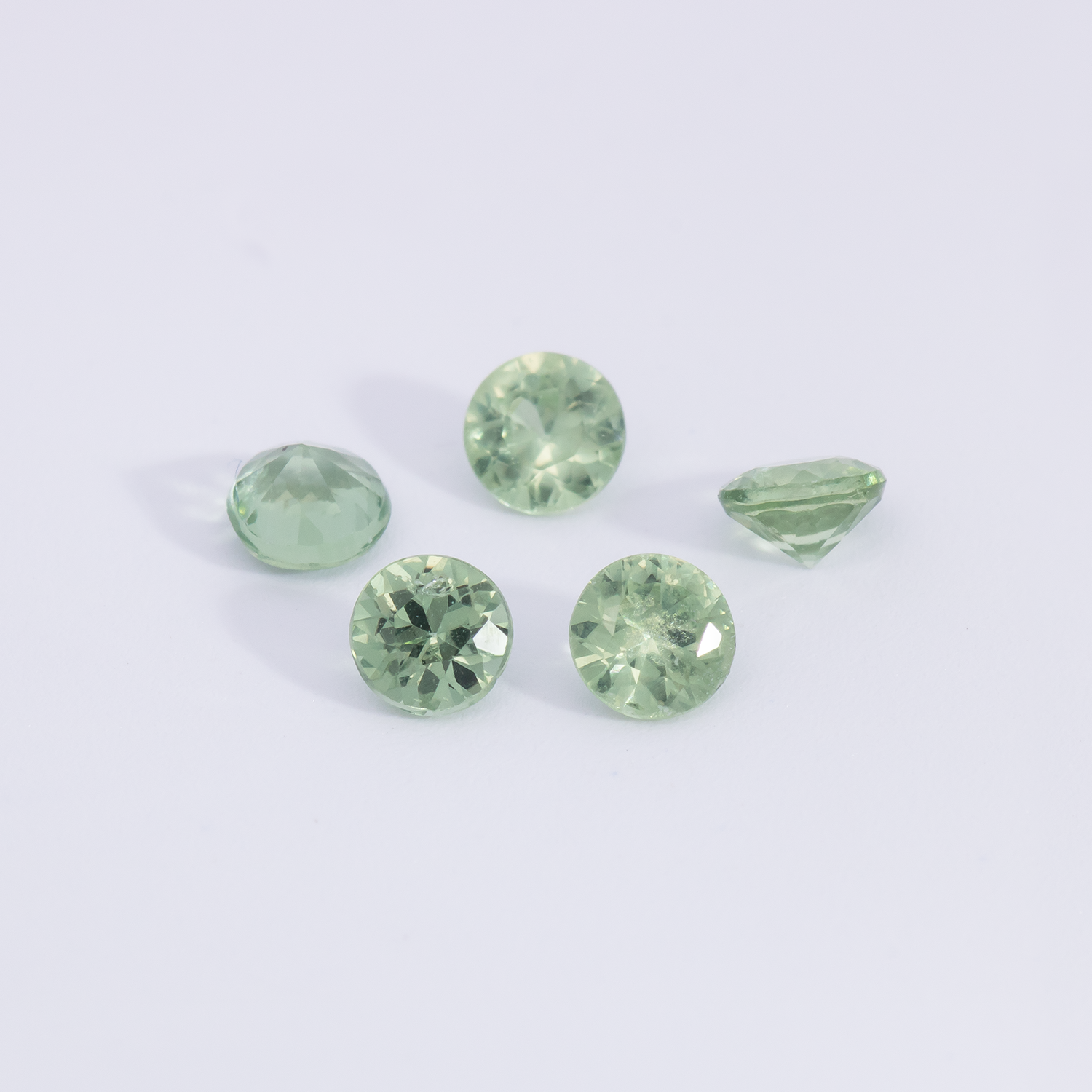 Saphir - grün, rund, 3x3 mm, 0.13 - 0.16 cts, Nr. XSR11258