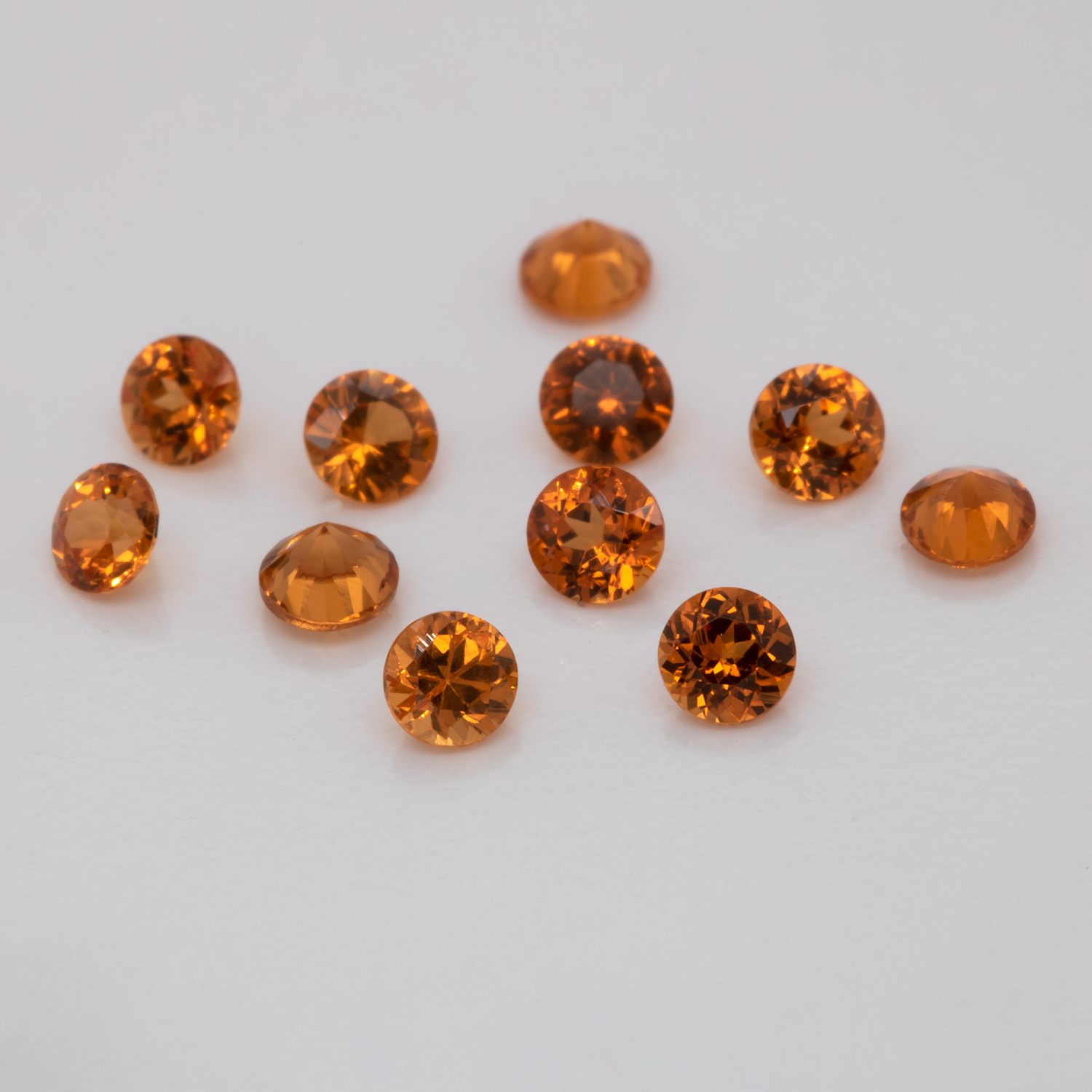 Mandarin Garnet - orange, round, 2.5x2.5 mm, 0.079-0.094 cts, No. MG37001