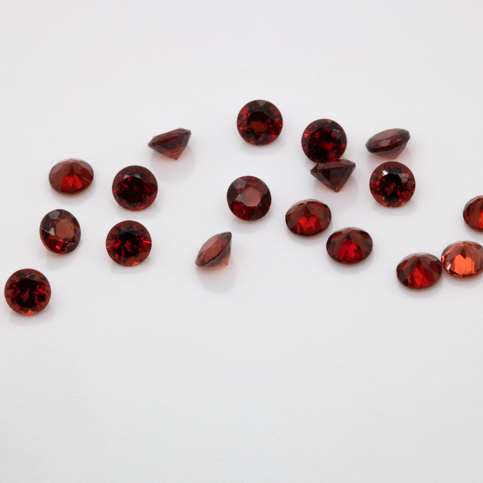 Rhodolith - rot, rund, 2,5x2,5 mm, 0,007-0,01 cts, Nr. RD22001