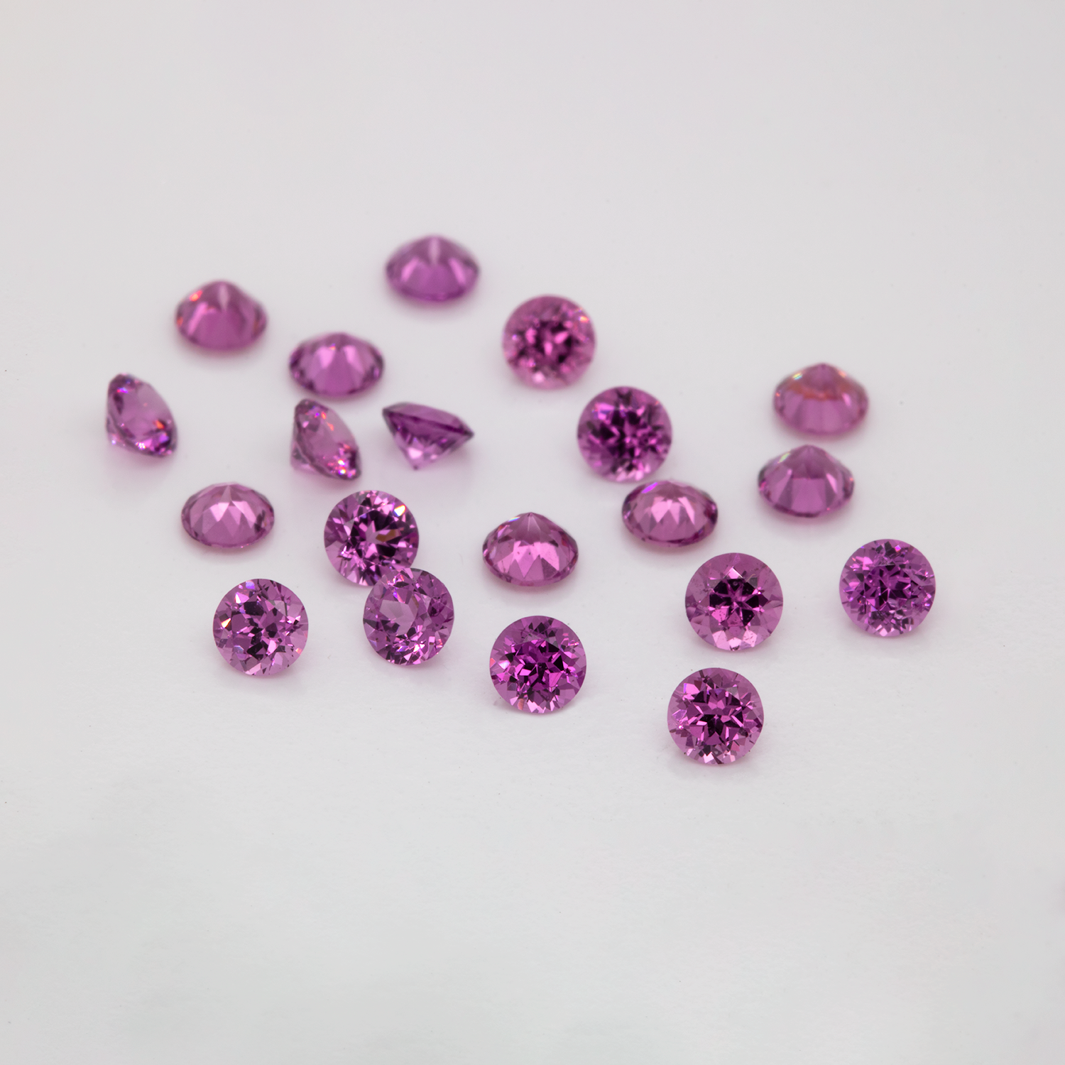 Royal Purple Garnet - lila, rund, 2,5x2,5 mm, 0,07-0,08 cts, Nr. RP62001