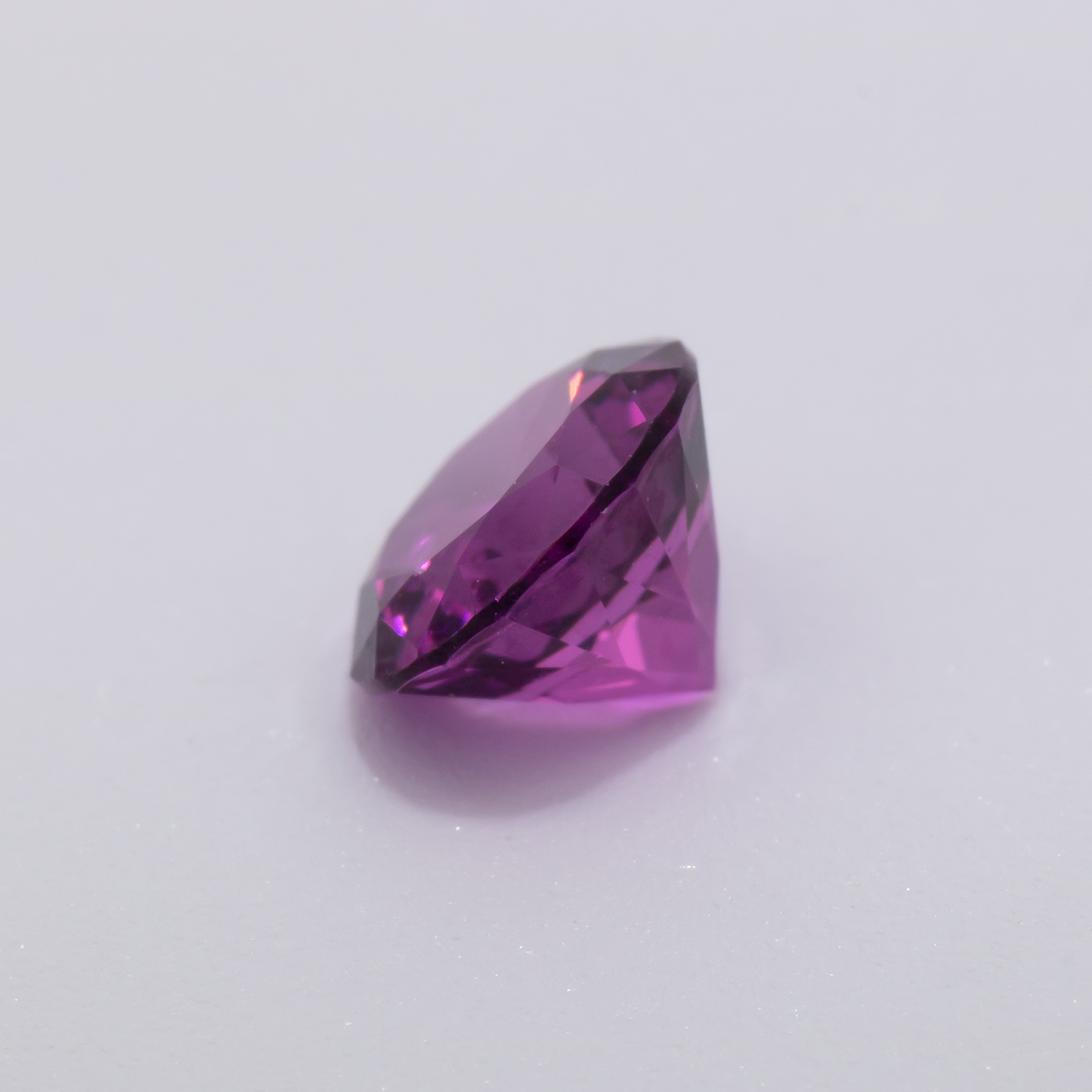 Royal Purple Garnet - lila, rund, 5x5 mm, 0.59 - 0.61 cts, Nr. RP94003