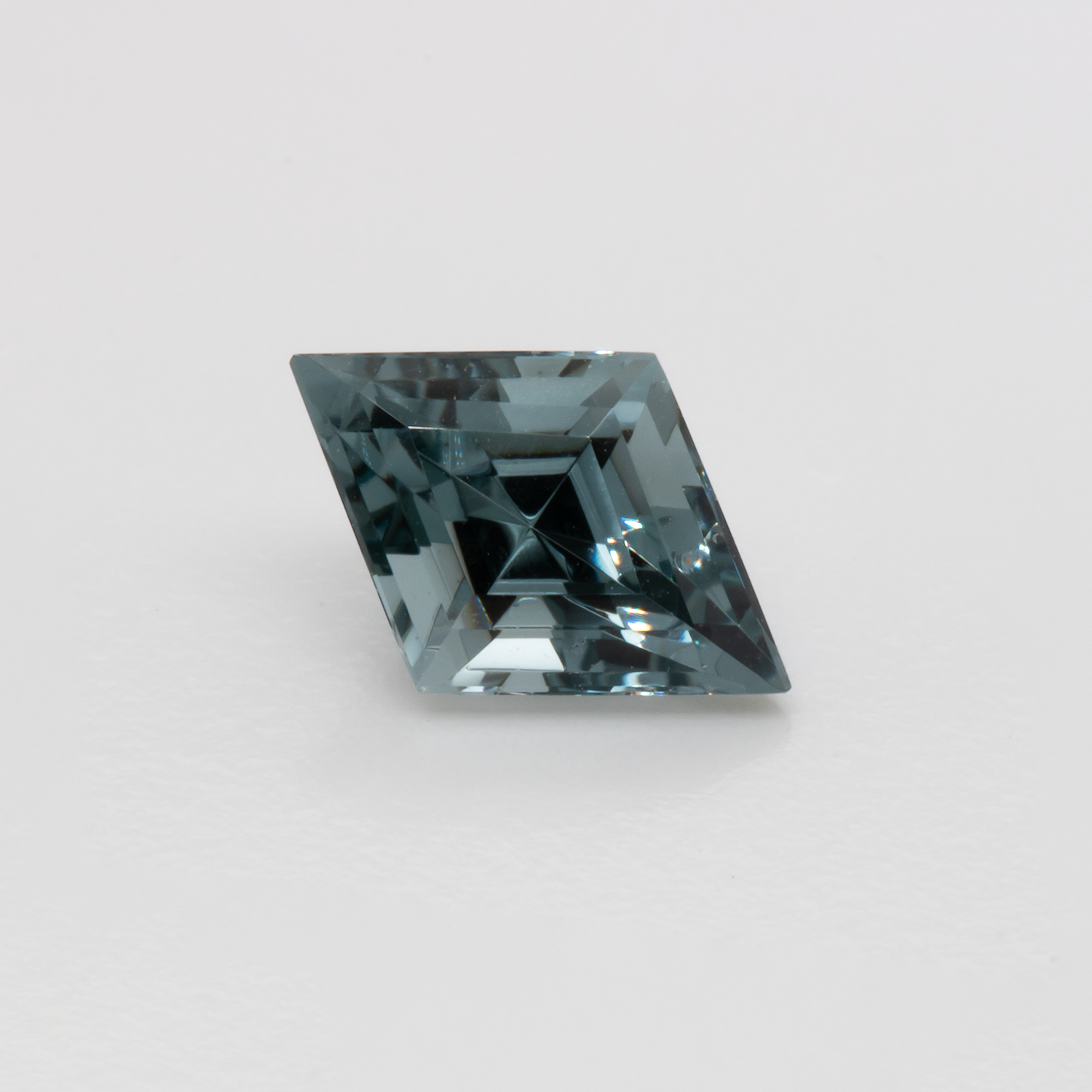 Spinell - grau, fancy, 8.9x6.1 mm, 1.05 cts, Nr. SP90042
