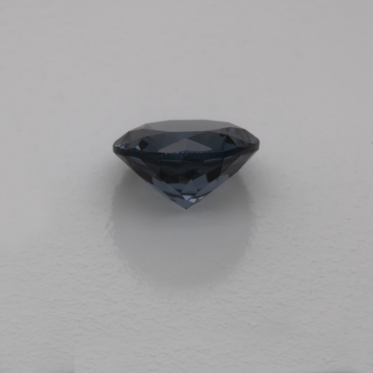 Spinell - grau, rund, 5.5x5.5 mm, 0.67 cts, Nr. SP90050