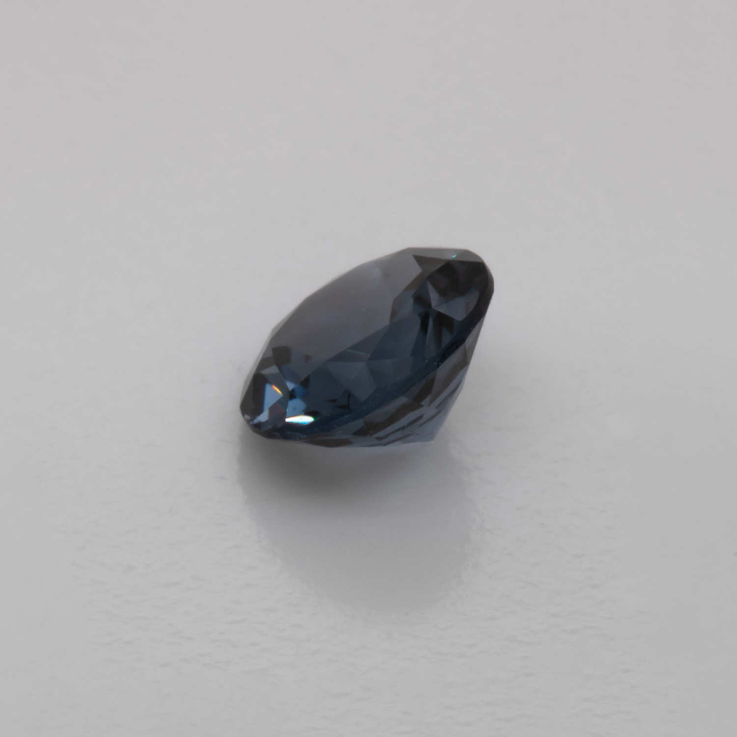 Spinell - grau, rund, 5.5x5.5 mm, 0.67 cts, Nr. SP90050