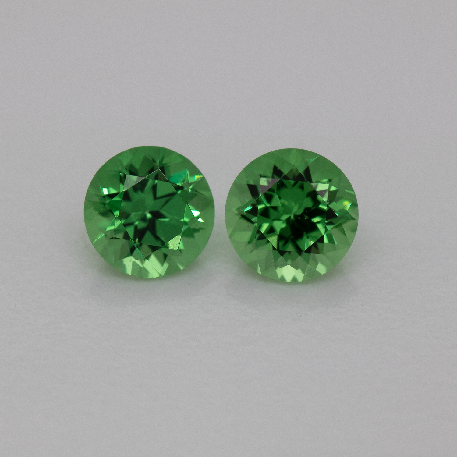 Tsavorit Paar - grün, rund, 4x4 mm, 0.57 cts, Nr. TS91009