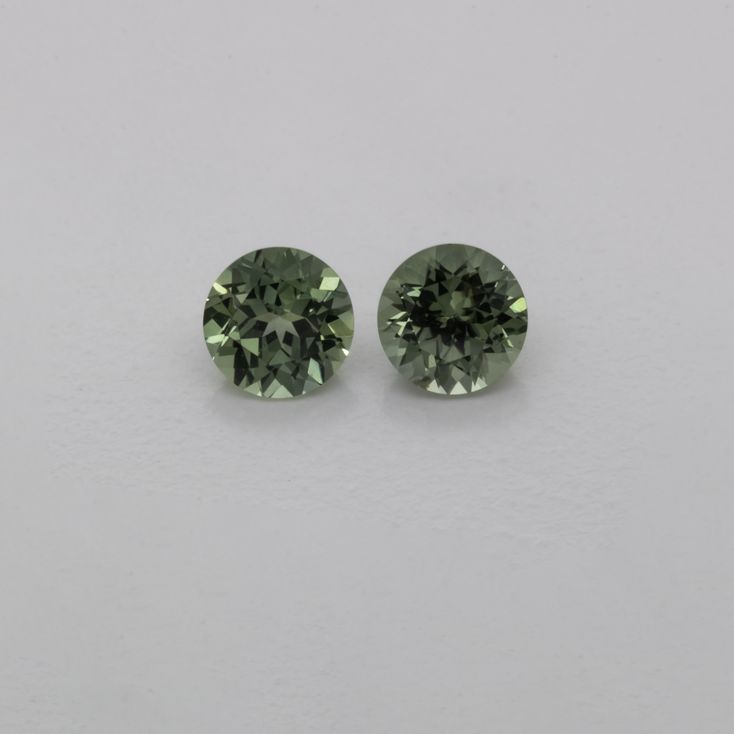 Saphir Paar - grün, rund, 4,1x4,1 mm, 0,72 cts, Nr. XSR11100